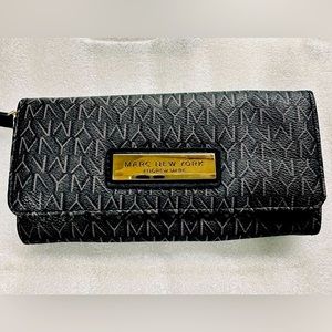 Andrew Marc New York Black/Gray wristlet/clutch